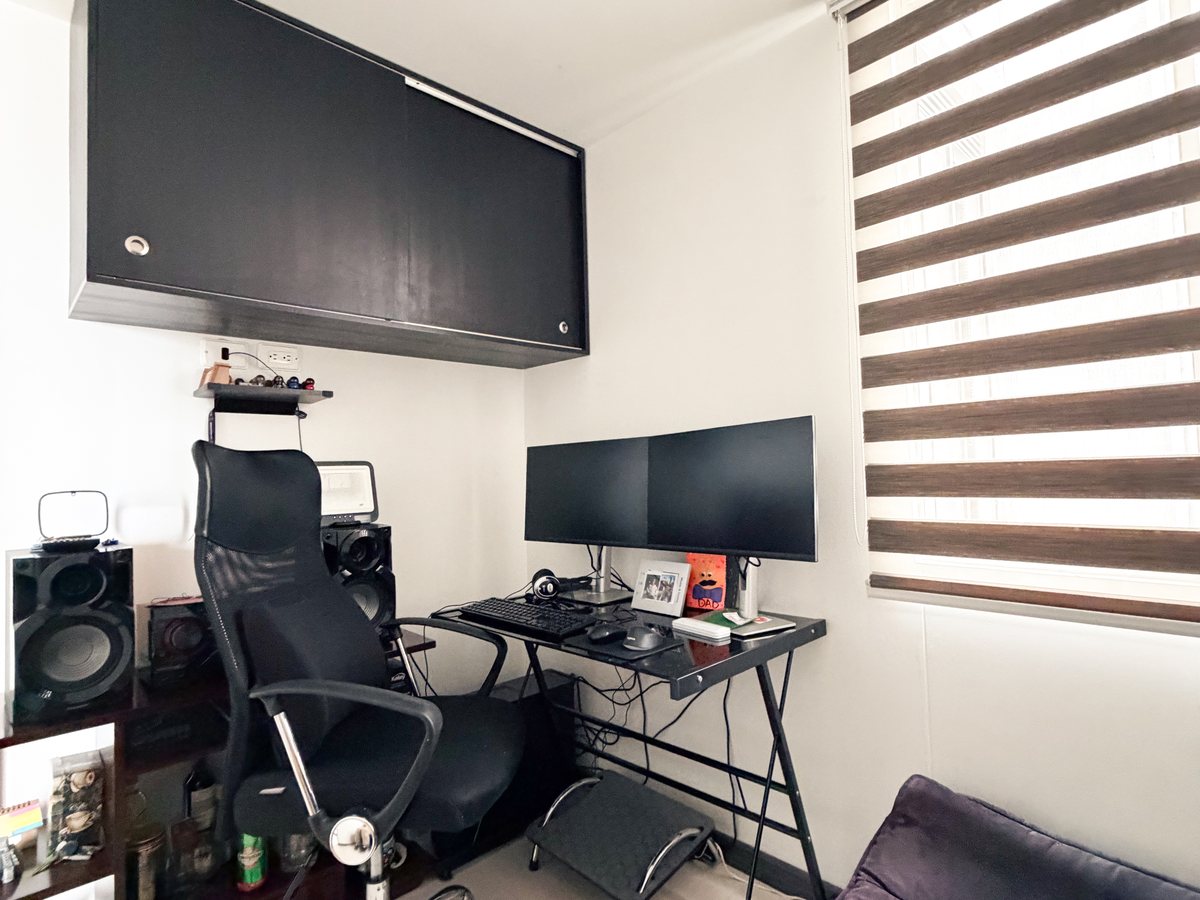 Tercera habitación usada hoy como estudio.